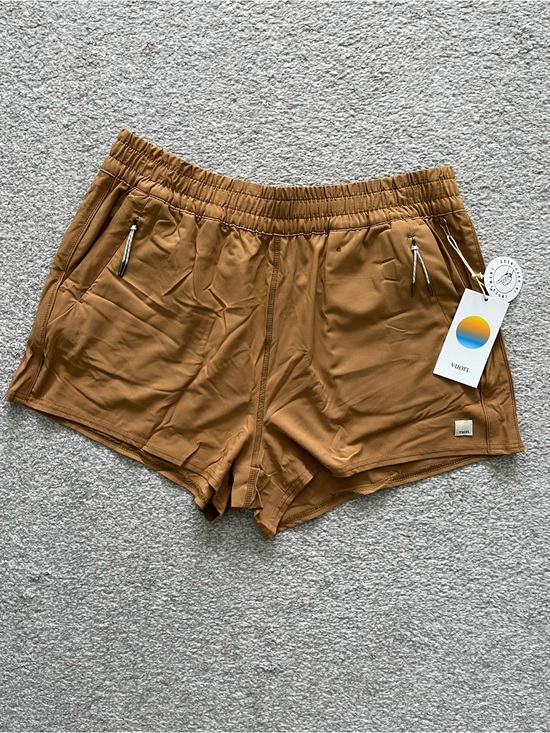 Vuori Pants - NWT Vuori Dash Performance Shorts in Dark Golden Size XL